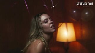 La splendida Sydney Sweeney in bikini rosa, scena in Euphoria