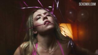 La splendida Sydney Sweeney in bikini rosa, scena in Euphoria