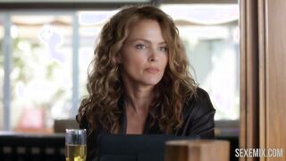 Dina Meyer scopata mentre cavalca e in posizione da missionario, scena in Seduzione letale (2015)