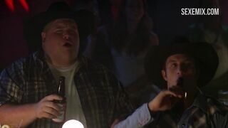 Tonie Perensky danse un strip-tease et nous montre ses seins, scène dans Varsity Blues (1999)