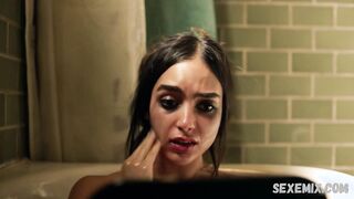 Melissa Barrera sexy, in bathroom, scene in Vida s02e07 (2019)