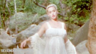 Katy Perry sexy, scene in Daisies (2020)