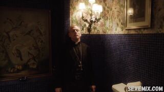 Monica Cetti ci mostra le sue grandi tette da bar, scena in The Young Pope (2016)