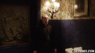 Monica Cetti ci mostra le sue grandi tette da bar, scena in The Young Pope (2016)