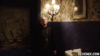 Monica Cetti ci mostra le sue grandi tette da bar, scena in The Young Pope (2016)