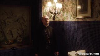 Monica Cetti ci mostra le sue grandi tette da bar, scena in The Young Pope (2016)