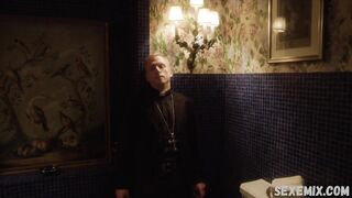 Monica Cetti ci mostra le sue grandi tette da bar, scena in The Young Pope (2016)