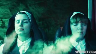 Maddie McGuire und Corrin Evans sexy, lesbische Szene in Exorcism at 60.000 Feet