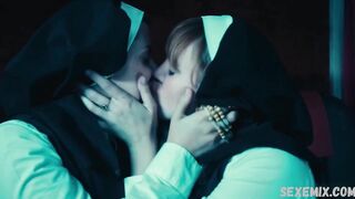 Maddie McGuire und Corrin Evans sexy, lesbische Szene in Exorcism at 60.000 Feet