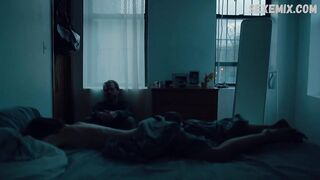 Gemma Massot nous montre ses seins, scène dans Feral Mix (2015)