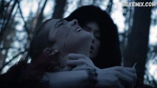 Elise Eberle à genoux sur le sol, scène dans Salem s01e06 (2014)