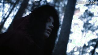 Elise Eberle à genoux sur le sol, scène dans Salem s01e06 (2014)