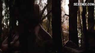 Tamzin Merchant sexy, escena en el bosque - Salem 2014