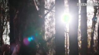 Tamzin Merchant sexy, escena en el bosque - Salem 2014