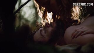 Tamzin Merchant sexy, escena en el bosque - Salem 2014