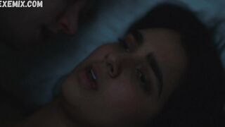 Geraldine Viswanathan sexy, escena estilo misionero en Hala (2019)