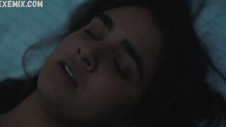 Geraldine Viswanathan sexy, escena estilo misionero en Hala (2019)