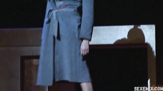 Sophie Engert está desnuda, escena de Der Narr in Pancomedia (2001)