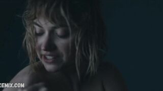 Imogen Poots が胸を点滅させる、I Know This Much Is True (2020) のシーン