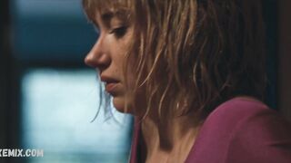 Imogen Poots が胸を点滅させる、I Know This Much Is True (2020) のシーン