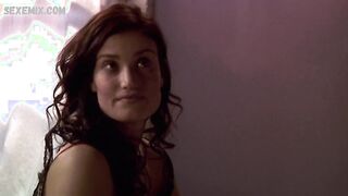 Idina Menzel con las tetas desnudas, escena de Just a Kiss 2002