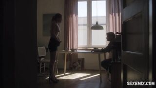 Seios de Emilia Korsak, cena em Pawel (2017)