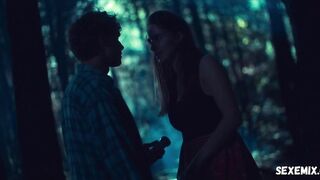 Wiktoria Filus si spoglia, scena in The Woods (2020)