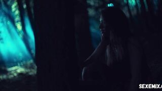 Wiktoria Filus が服を脱ぐ、The Woods (2020) のシーン