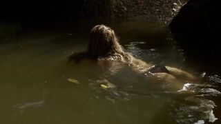 Javiera Valenzuela em topless, cena em Sol del llano (2019)