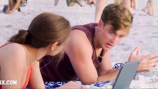 The Kissing Booth 2（2020）のジョーイ・キング、メガン・ヤングのセクシーなビキニシーン