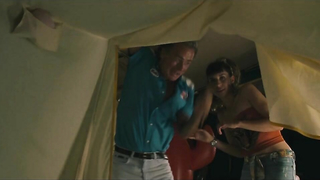 Beatrice Costantini desnuda, Sophie Nollet desnuda, escena erótica de Camping (2006)