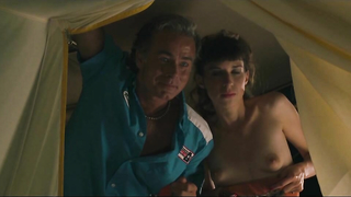 Beatrice Costantini desnuda, Sophie Nollet desnuda, escena erótica de Camping (2006)