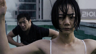 Doona Bae nago, scena erotyczna z Sense8 s02e03, scena erotyczna z 04 (2017)