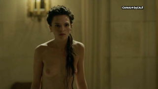 Anna Brewster nuda, scena erotica da Versailles s02e07 (2017)