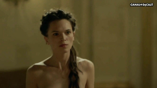 Anna Brewster nuda, scena erotica da Versailles s02e07 (2017)