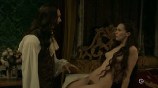 Anna Brewster nuda, scena erotica da Versailles s02e09,10 (2017)