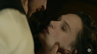 Anna Brewster nuda, scena erotica da Versailles s02e09,10 (2017)