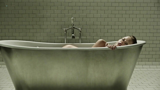 Mia Goth nuda, scena erotica da A Cure for Wellness (2016)