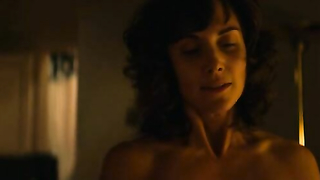 Alison Brie nue, scène de sexe de GLOW s01e01 (2017)