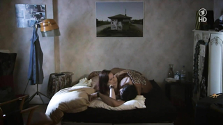 Cosima Viola nago, scena erotyczna z Lindenstrasse e1398 (2012)