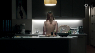 Ulrike C. Tscharre nuda, scena di sesso da Zielfahnder Flucht in die Karpaten (2016)