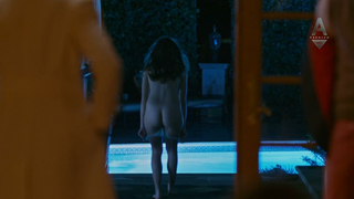 Bridget Regan sexy, Melanie Zanetti desnuda, escena erótica de The Leisure Class (2015)