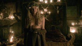 Ida Nielsen nue, Josefin Asplund nue, scène de sexe de Vikings s04e18 (2017)