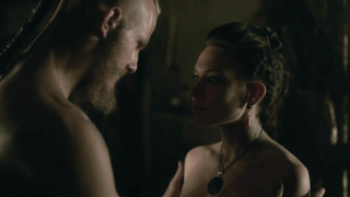 Ida Nielsen nue, Josefin Asplund nue, scène de sexe de Vikings s04e18 (2017)