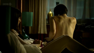 Neve McIntosh nuda, Natasha O'Keeffe nuda, scena di sesso da Lip Service s02e04 (2012)