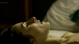 Natasha O'Keeffe nue, Neve McIntosh nue, scène de sexe de Lip Service s02e06 (2012)