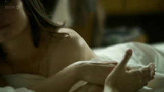 Natasha O'Keeffe nue, Neve McIntosh nue, scène de sexe de Lip Service s02e06 (2012)