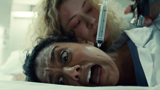 Tatiana Maslany nue, scène érotique d'Orphan Black s05e02 (2017)