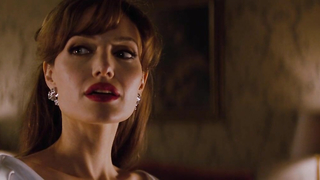 Angelina Jolie sexy, scena di sesso da The Tourist (2010)