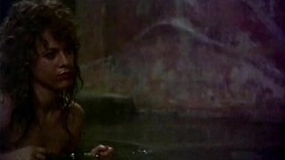 Elizabeth She nuda, Mary Stavin nuda, scena erotica da Howling 5: The Rebirth (1989)